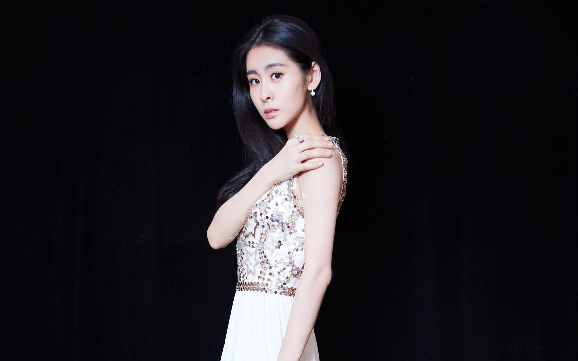 大学篮球联赛发展稳步推进促进学生运动员全面成长，大学开展篮球赛的意义